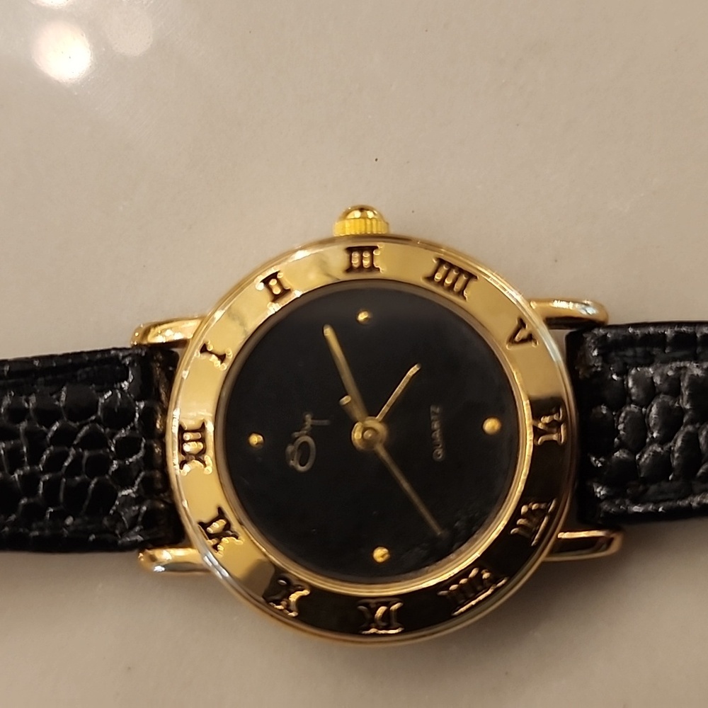 Shye woman's Vintage 1990s Two Tone Watch. Serviced and New Battery